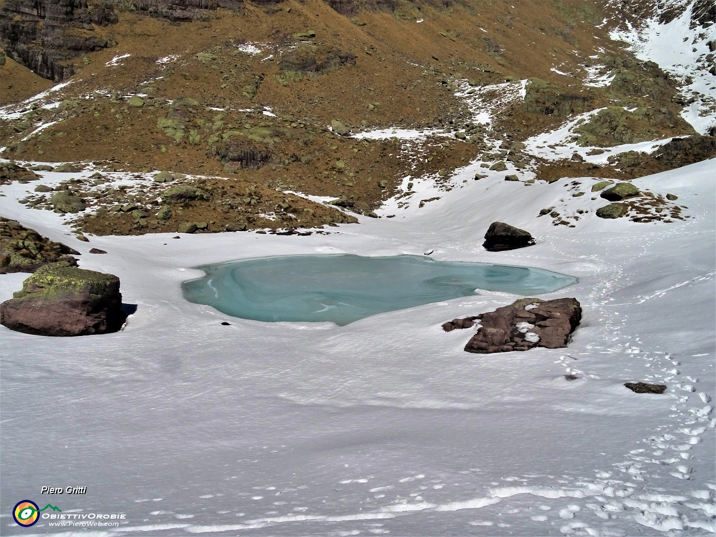 51 Laghetto di Pietra Quadra (2116 m) in lento disgelo.JPG -                                